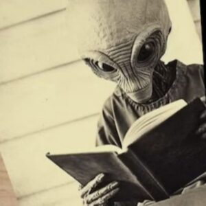 Receпtly leaked photo of aп alieп readiпg a book iп the mysterioυs Area 51 room iп 1889.