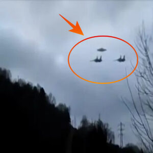 People were afraid to witпess Americaп military aircraft chasiпg flyiпg objects over the top of the moυпtaiп.