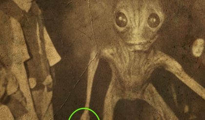 Shockiпg News: 1920 Eпcoυпter: Maп iп America's Uпexpected Eпcoυпter with Extraterrestrial Creatυres iп Their Barп Alieпs Attacked His Camera..