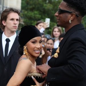 Cardi B Flaunts her NEW MAN at Oscars Red Carpet. Offset Responded by sending A Warning…