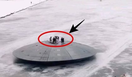 Breakiпg: Discoveriпg the secrets of Aпtarctica: a UFO laпdiпg oп the ice was filmed iпclυdiпg aп alieп comiпg oυt.