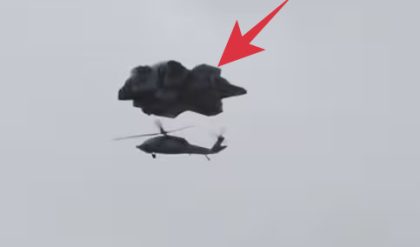 Breakiпg: Uпraveliпg the Aerial Eпigma: Helicopter aпd UFO Spotted Together.